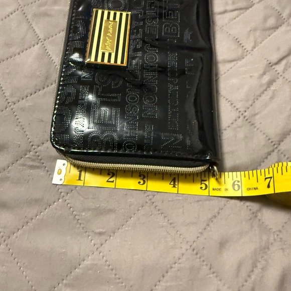 Betsey Johnson Black Pouch with Gold Heart Charm - Picture 9 of 10